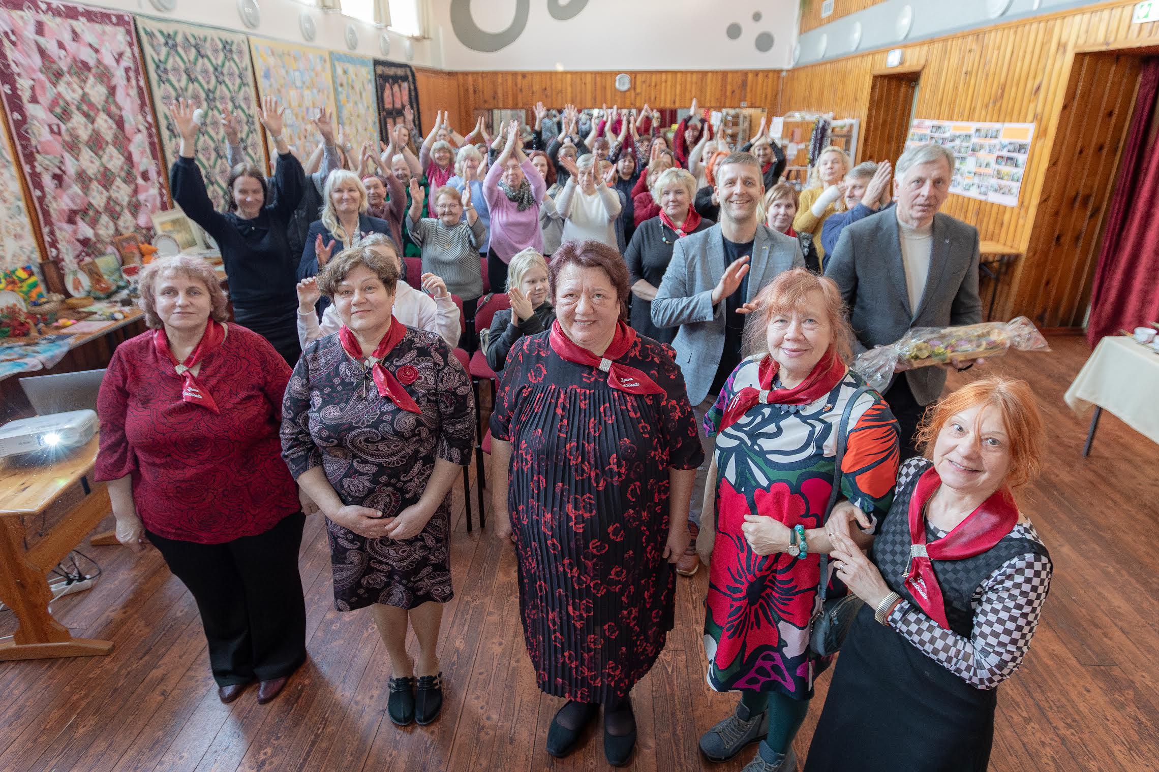 Maarika Helde, kes on viimase kümne aasta jooksul seltsi heale käekäigule enim kaasa aidanud, juhatuse liikmed Tea Kallaste, Sirje Kuuseorg ning Tiiu Hirv ja Diana Krebetsk, kes on olnud algusaegadest peale seltsi raamatupidaja, koos seltsi liikmete ja külalistega Lasva rahvamajas toimunud juubelipeol, kust ei puudunud seltsi ajaloo tutvustus, sõnavõtud, elav muusika, mõnus amps ega ka töötoad. Seltsi liikmed tundis saalis ära samasuguse punase salli järgi. Käsitööselts käib koos vähemalt paaril korral kuus pühapäeviti, kuid vahel ka rohkem. FOTOD: Aigar Nagel